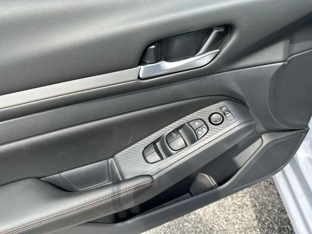 New 2026 Gray Sky Pearl / Super Black Two-tone Nissan SR image 17