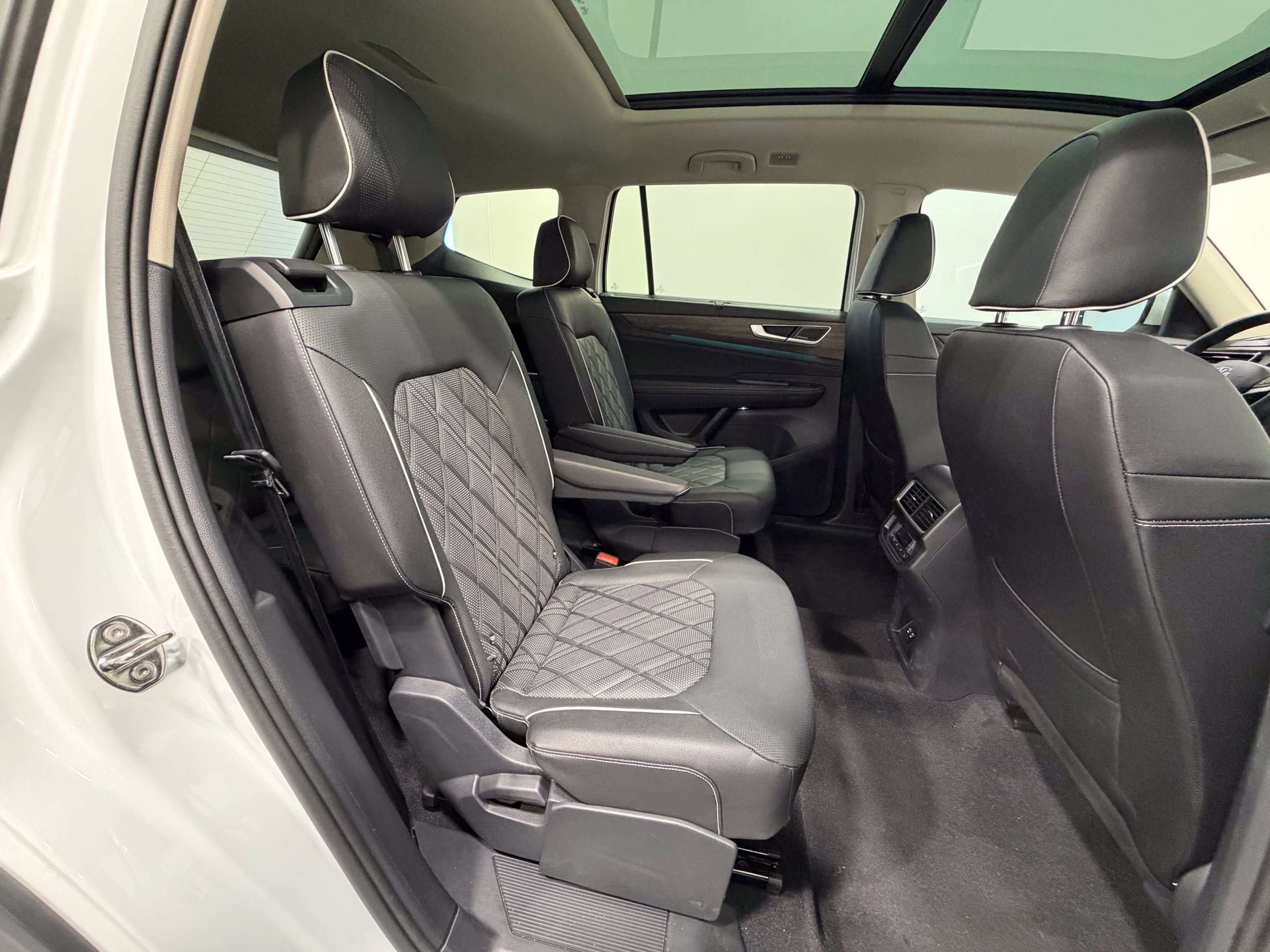 2025 Volkswagen Atlas SEL Premium R-Line - Photo 29