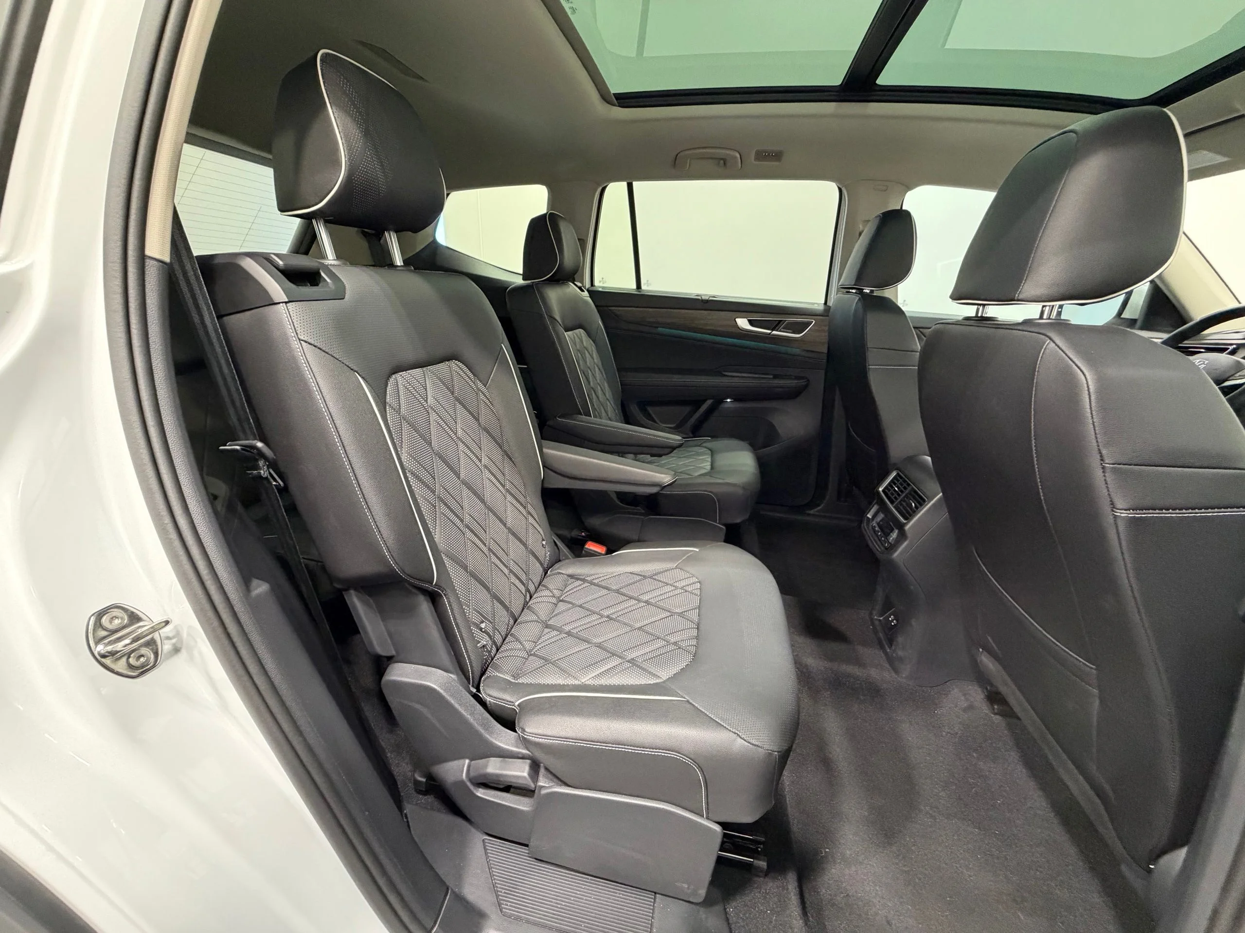 2025 Volkswagen Atlas SEL Premium R-Line - Photo 29