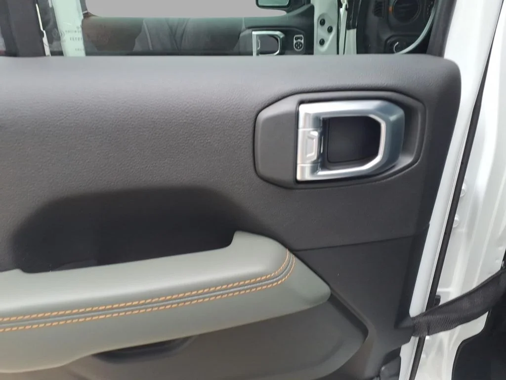 New 2026 Bright White Clear-Coat Exterior Paint Jeep Mojave X image 6