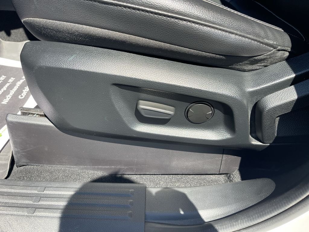 Used 2020 White Ford Lariat image 12