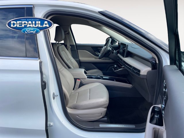Used 2023 White Lincoln Standard image 19