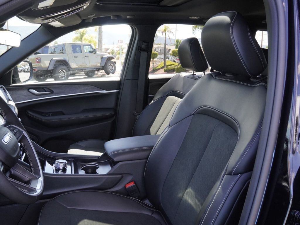 New 2026 Diamond Black Crystal Pearl-Coat Exterior Paint Jeep Laredo Altitude image 18