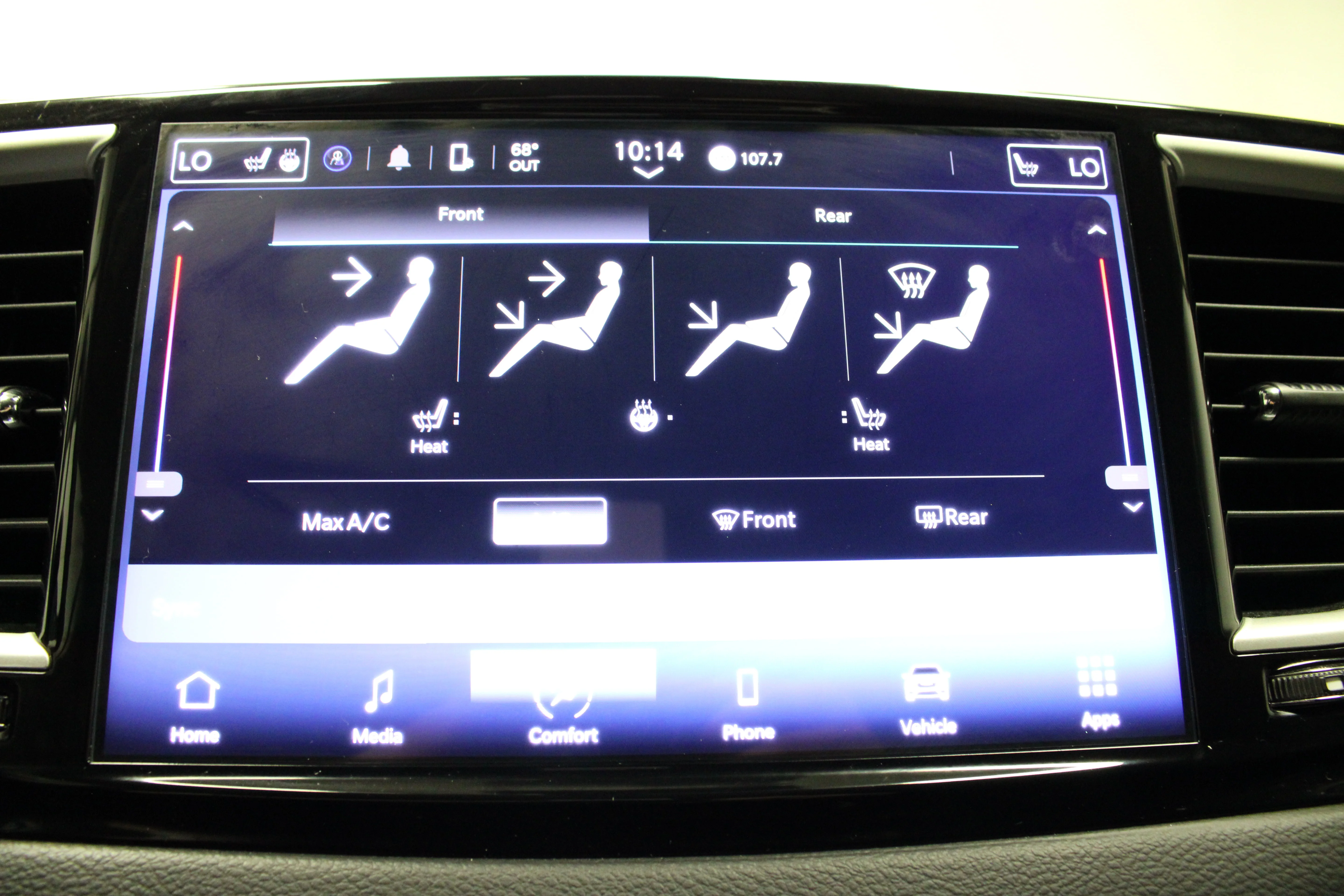 Used 2024 Diamond Black Crystal Pearlcoat Chrysler Touring L image 26