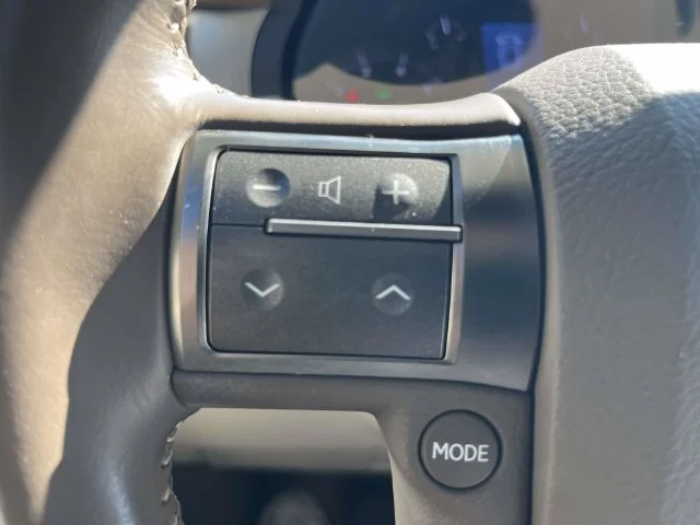 Used 2018 White Lexus 460 image 25