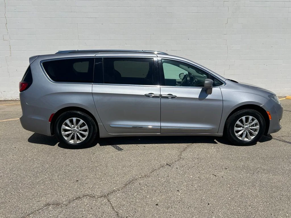 Used 2018 Billet Silver Metallic Clearcoat Chrysler Touring L image 8