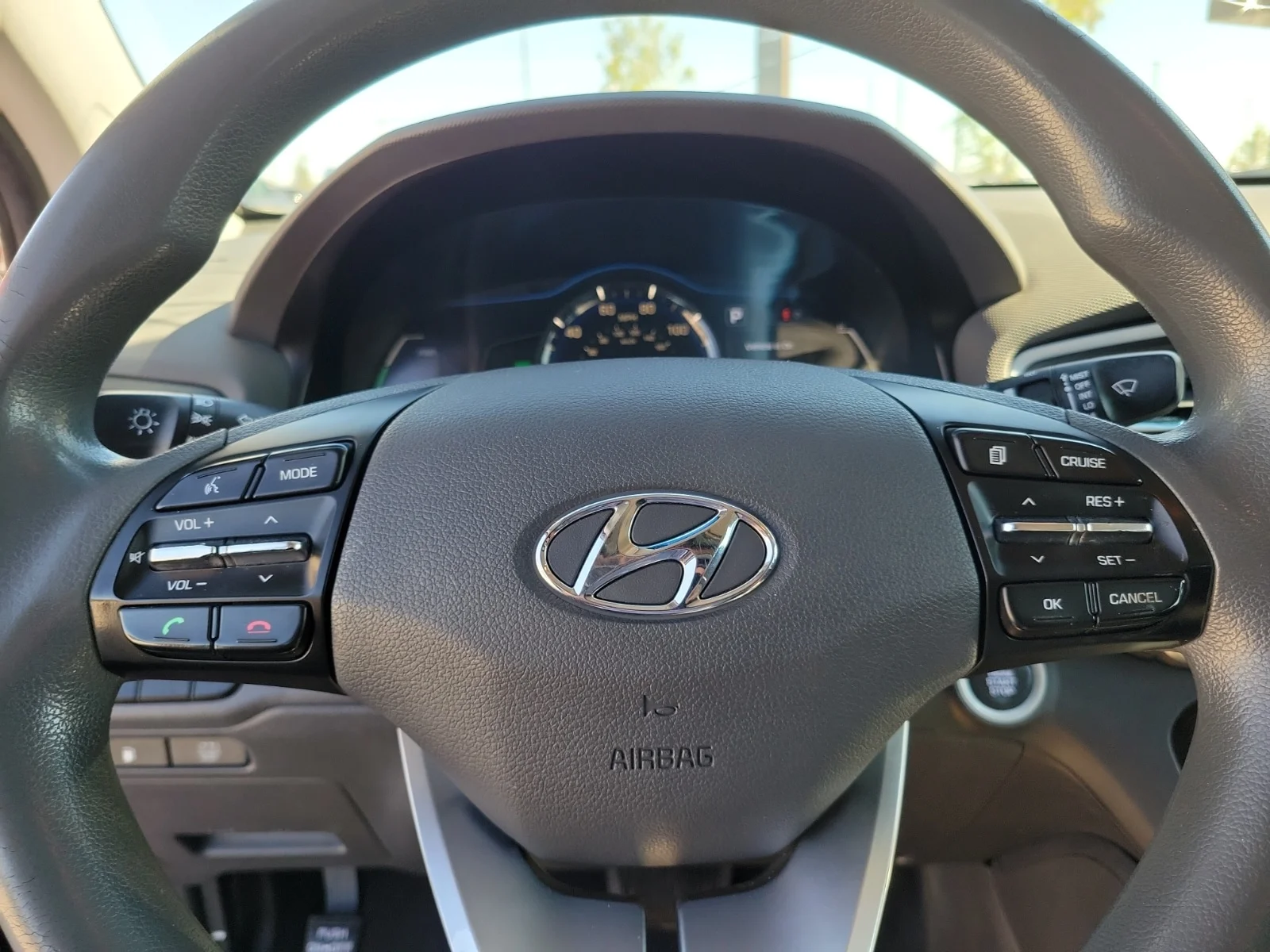 Used 2019 Red Hyundai Blue image 17