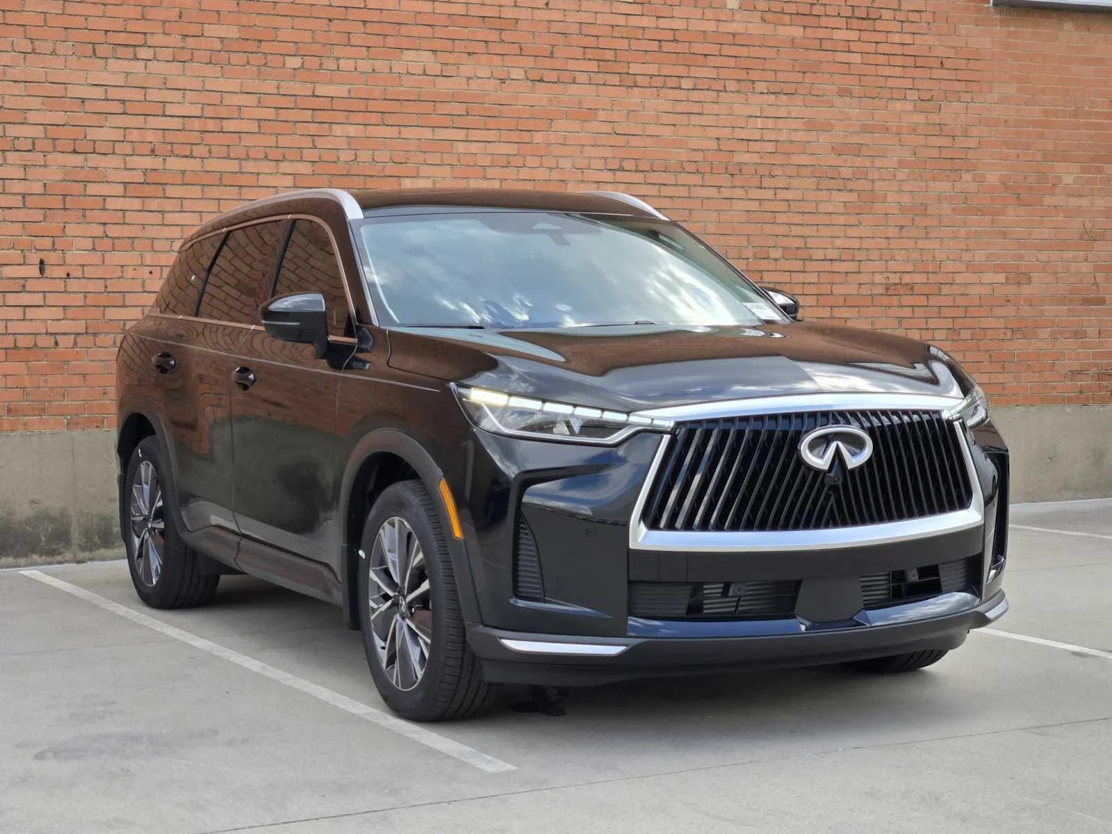 New 2027 MINERAL BLACK INFINITI Luxe FWD image 2