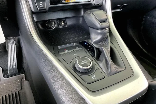 Used 2025 Silver Toyota LE image 24
