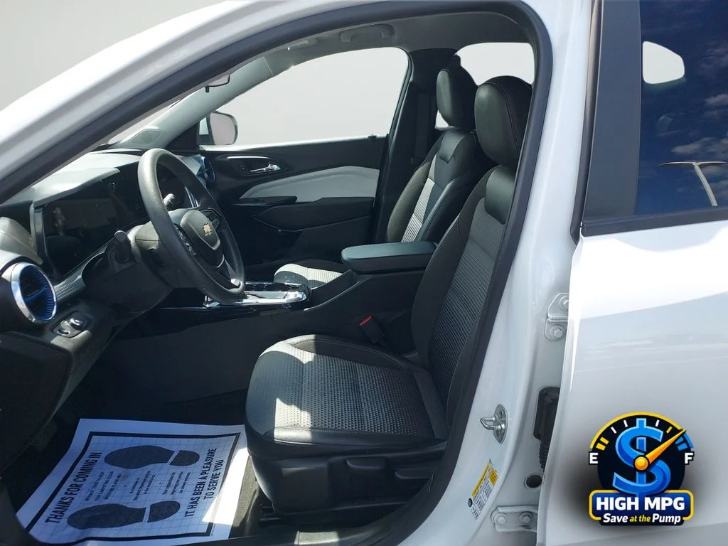 Used 2025 White Chevrolet LT image 9
