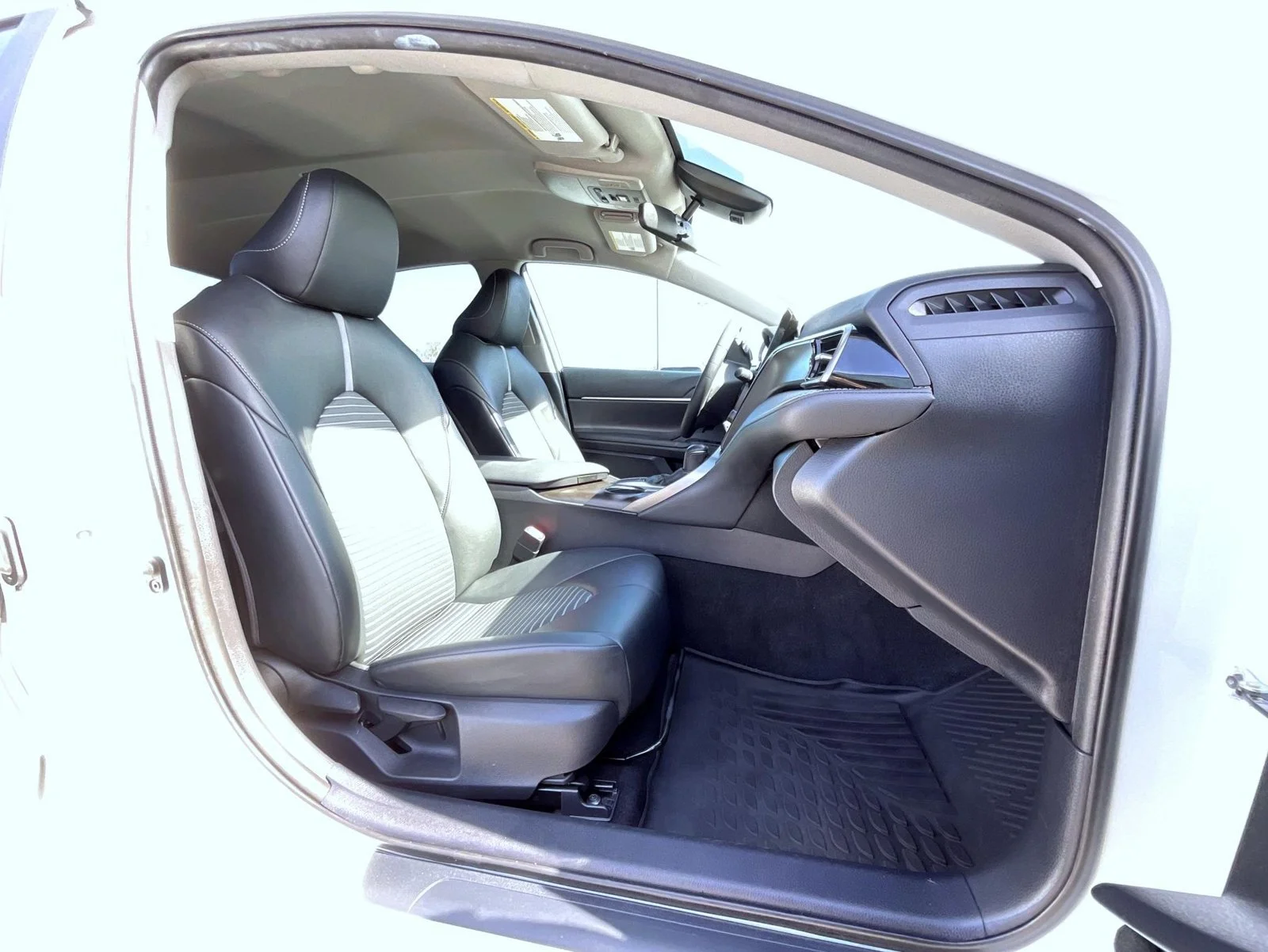 Used 2022 White Toyota SE image 15