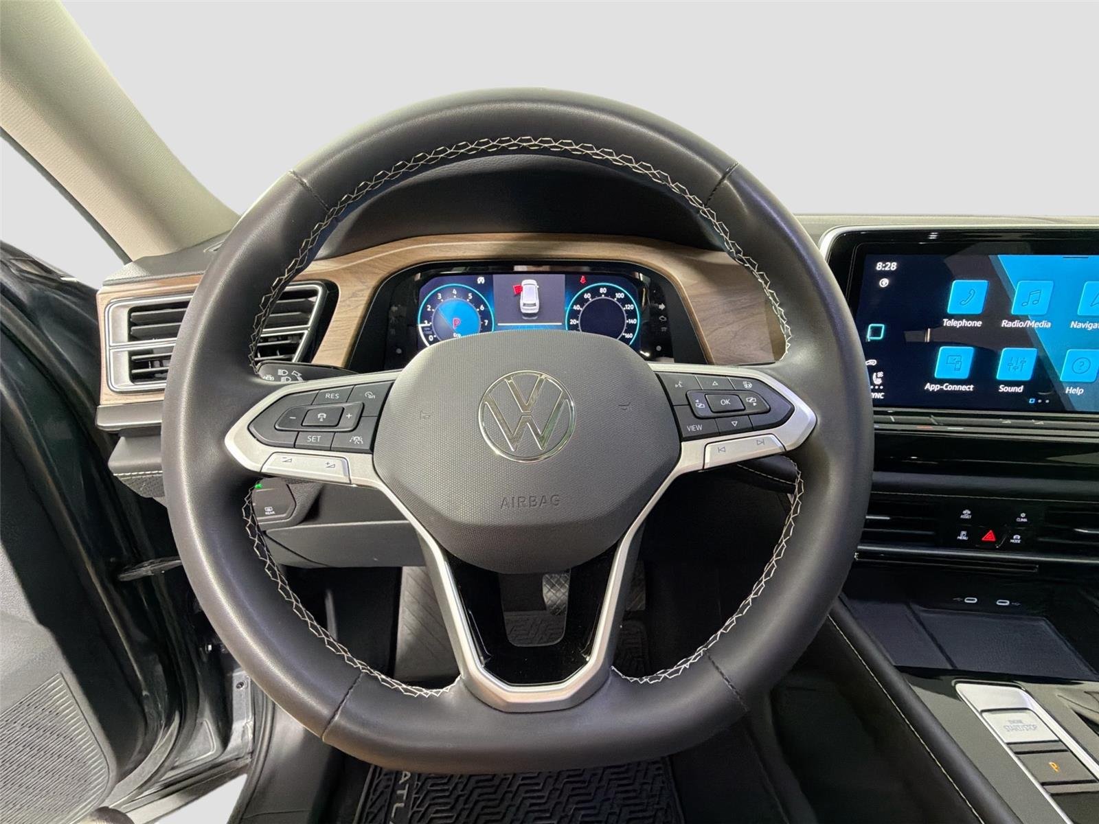 Used 2024  Volkswagen 2.0T SE w/Technology image 11