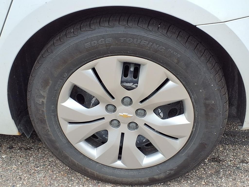 Used 2013 White Chevrolet LS image 7