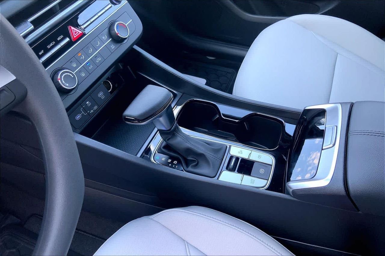 New 2027 Atlas White Hyundai SE FWD image 8