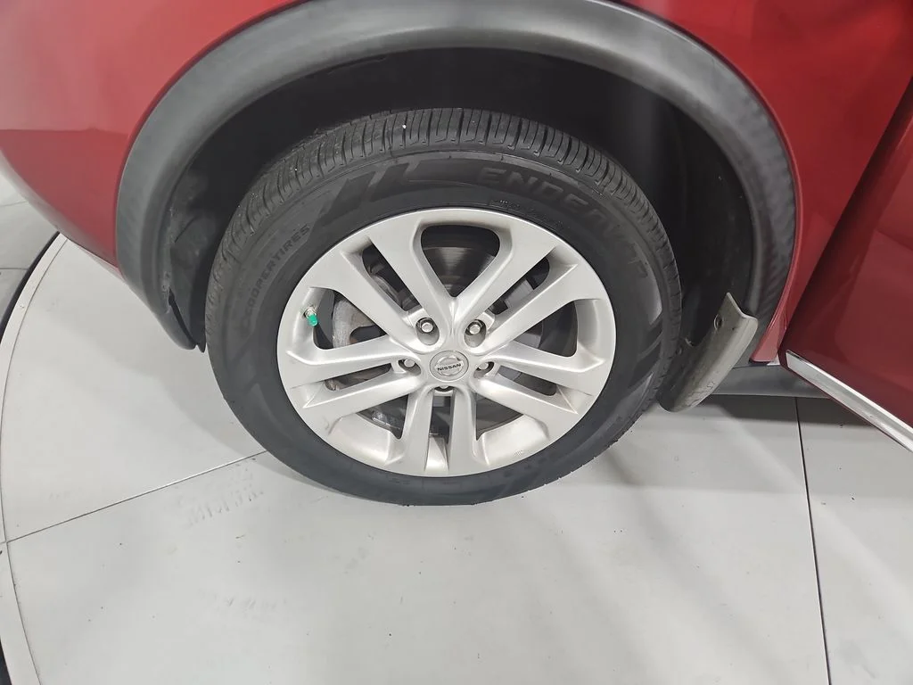 Used 2013 Red Nissan SL image 28