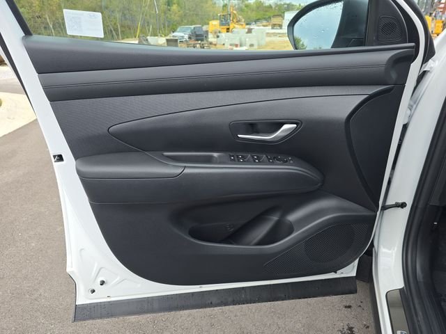 Used 2025 White Hyundai SEL Convenience image 13