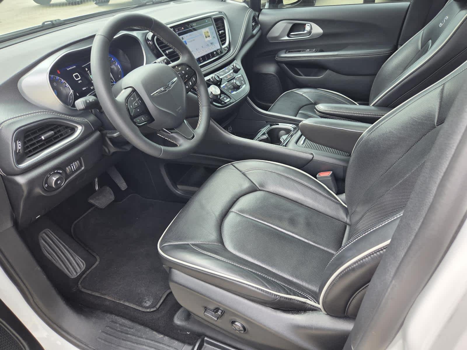 Used 2025 Bright White Clearcoat Chrysler Limited image 14