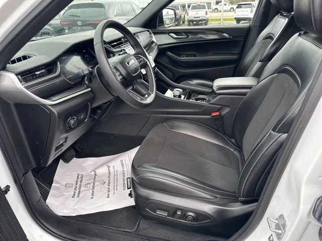 Used 2023 White Jeep Altitude image 15