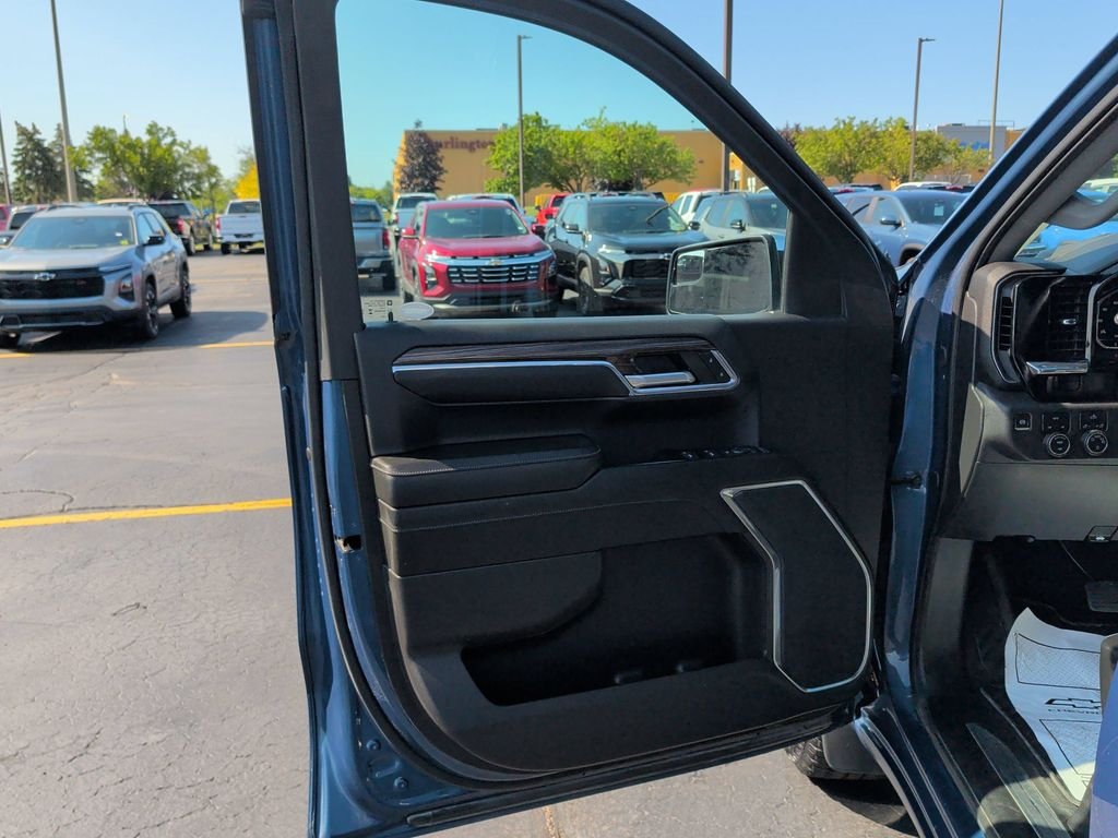 Used 2024 Lakeshore Blue Metallic Chevrolet LT image 17
