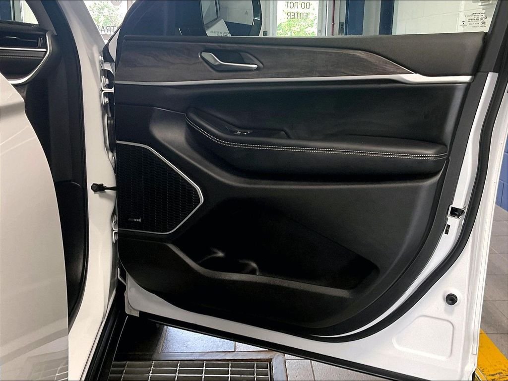 Used 2022 Bright White Clearcoat Jeep Limited image 12