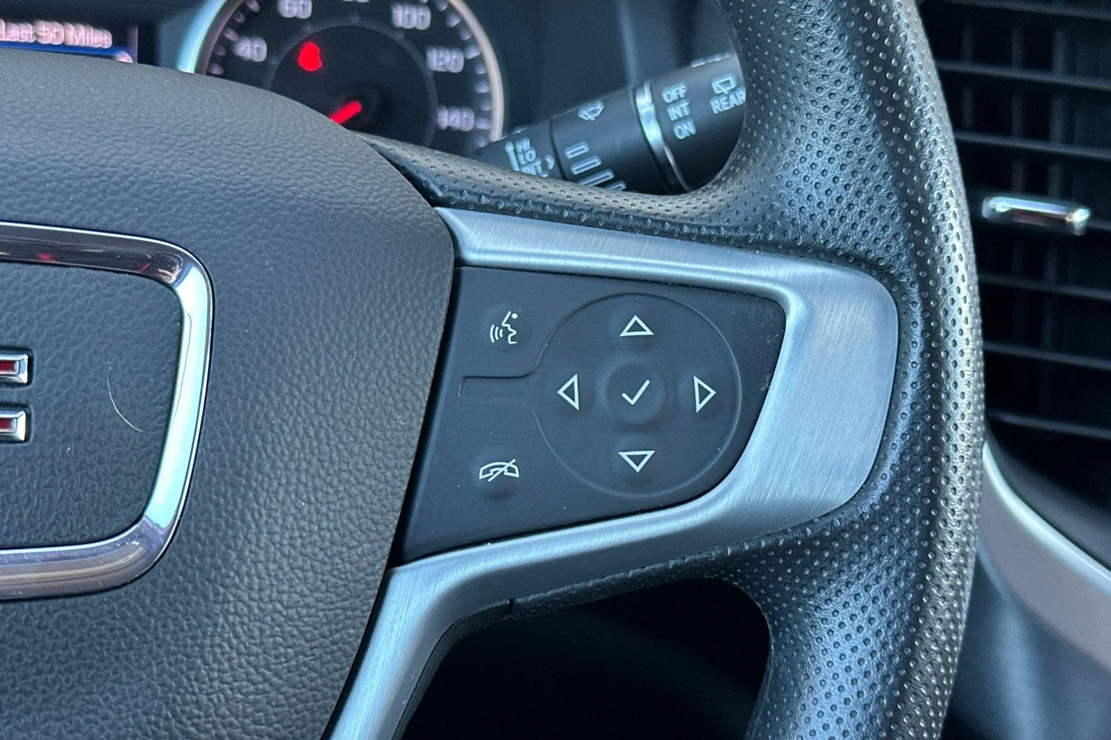 Used 2022 White GMC SLE image 28