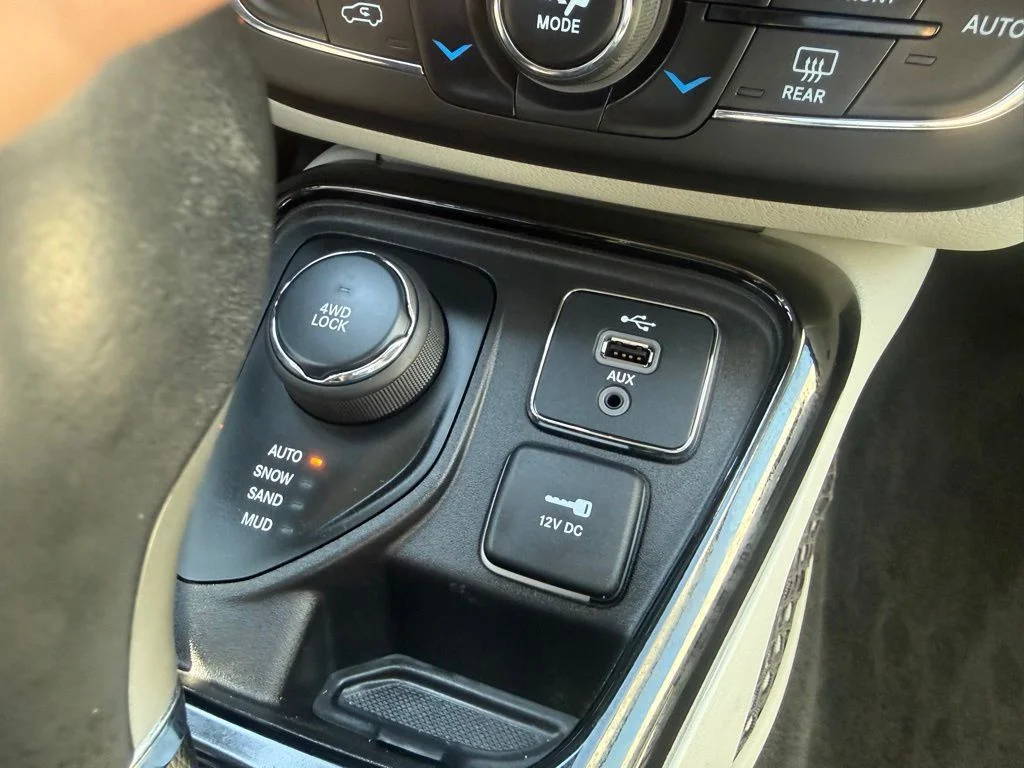 Used 2018 Silver Jeep Limited image 20