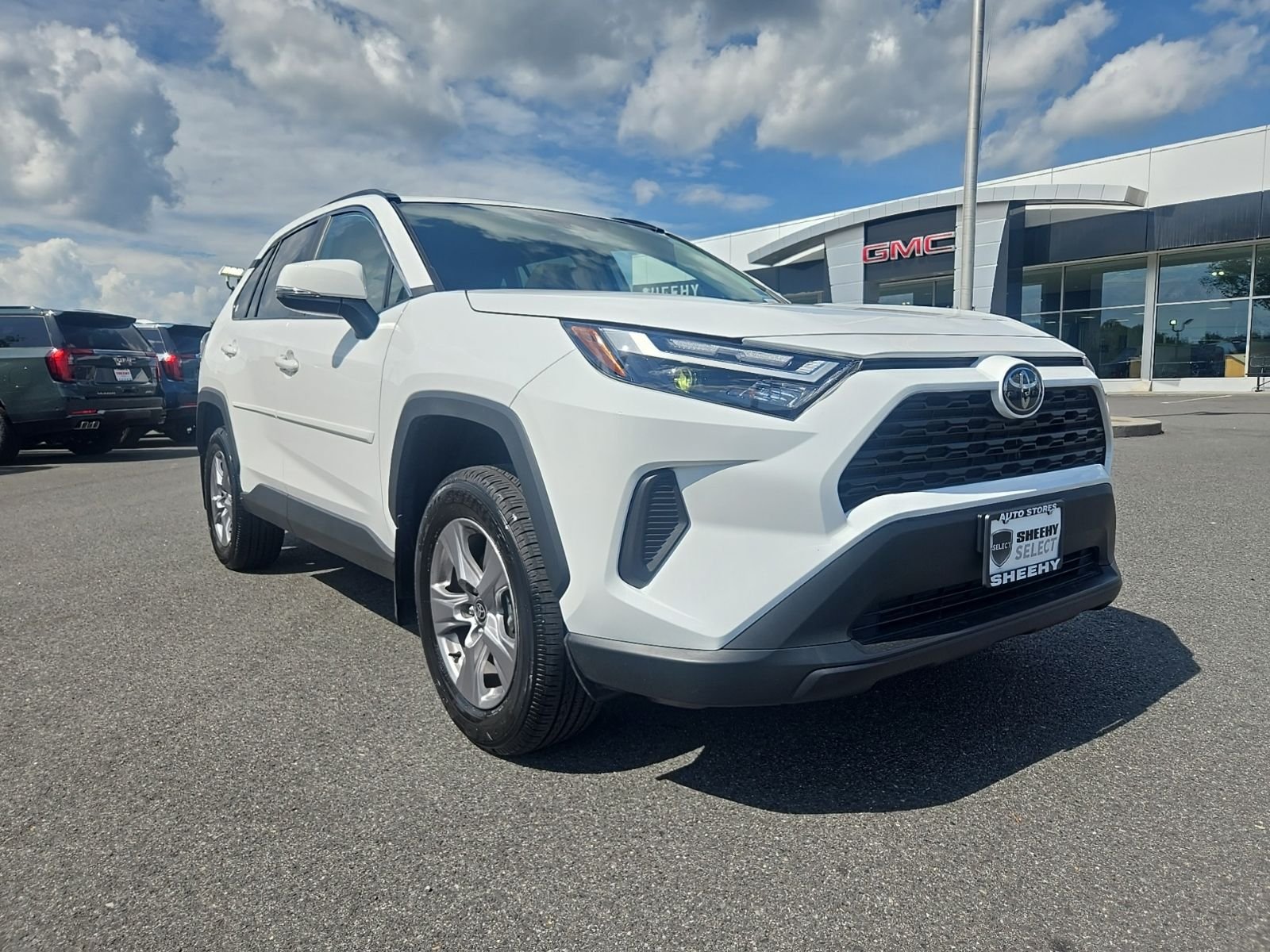 Used 2025 White Toyota XLE image 1