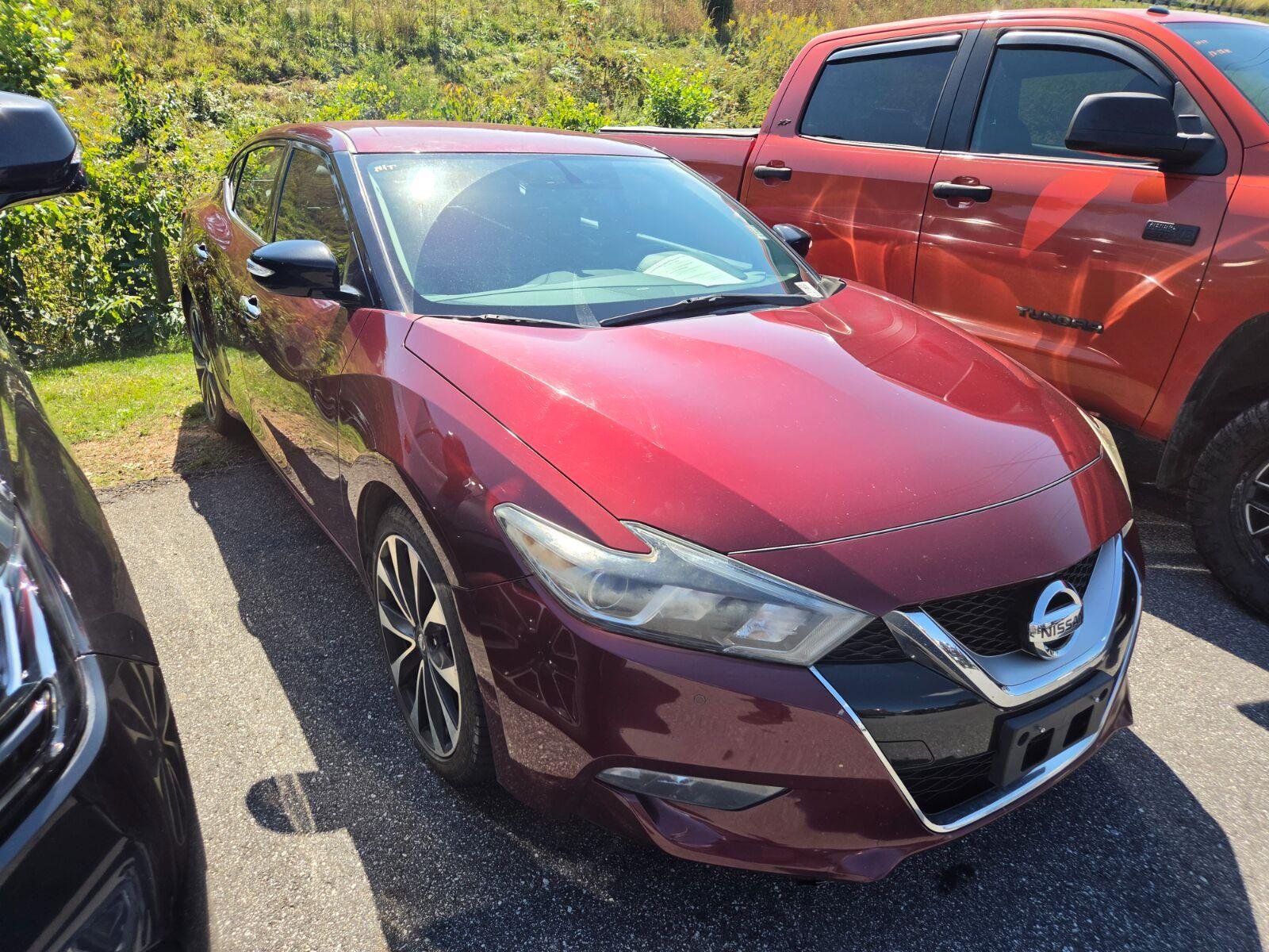 Used 2016 Red Nissan 3.5 SR image 3