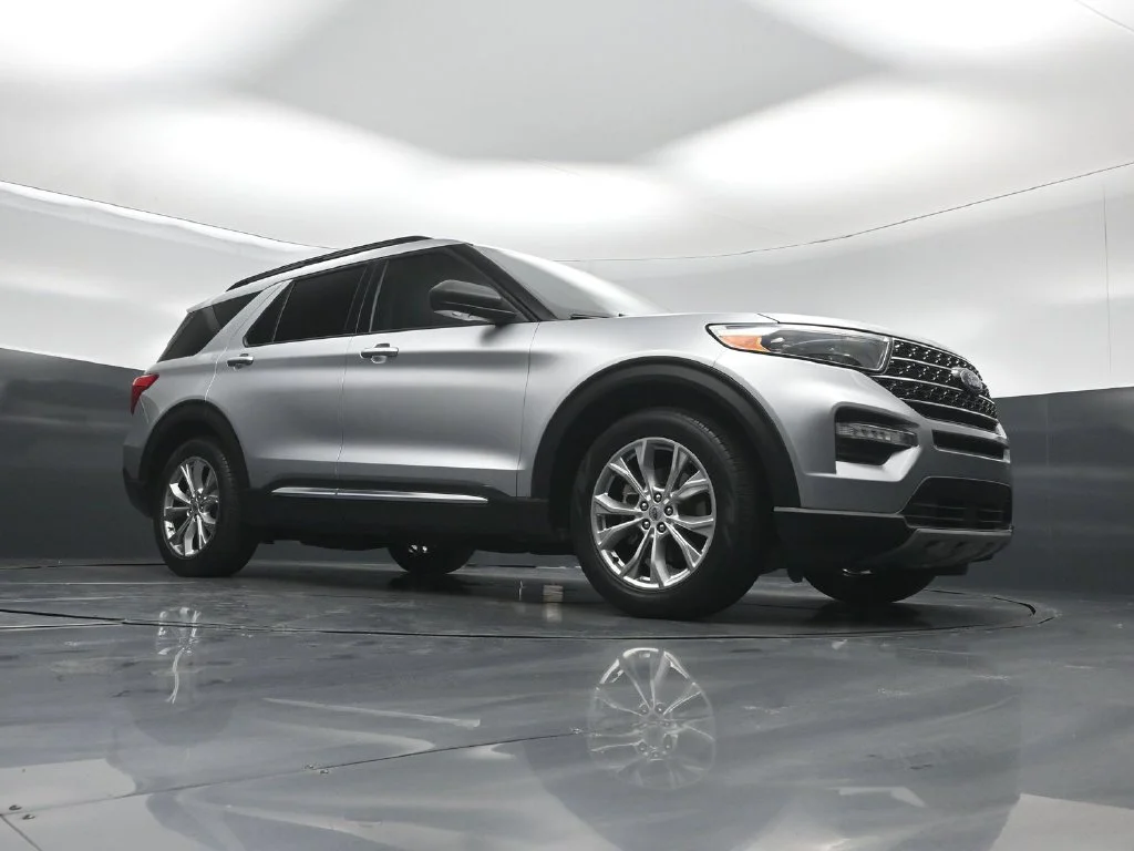 Used 2021 Silver Ford XLT image 3