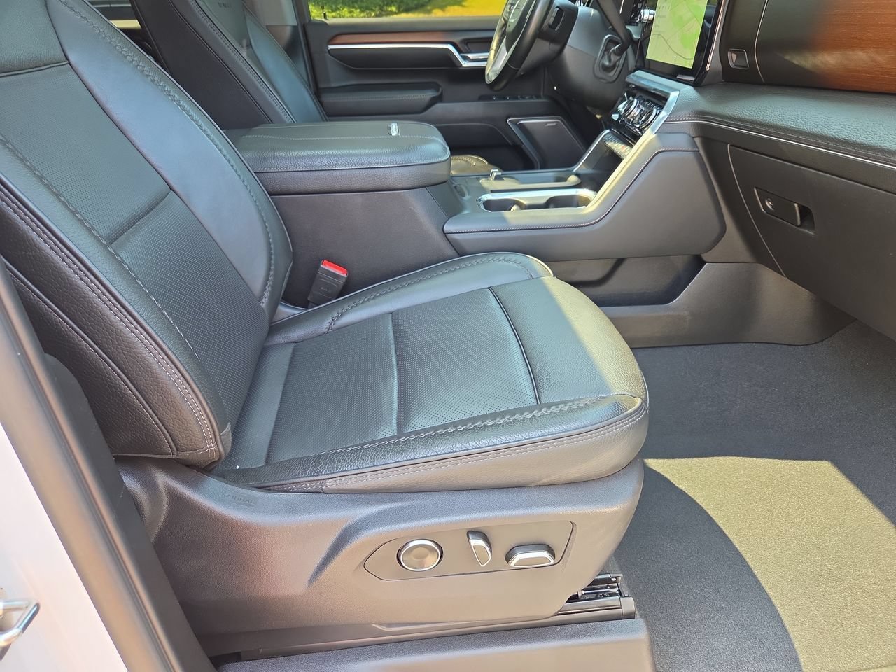 Used 2024 White Frost Tricoat GMC Denali image 29