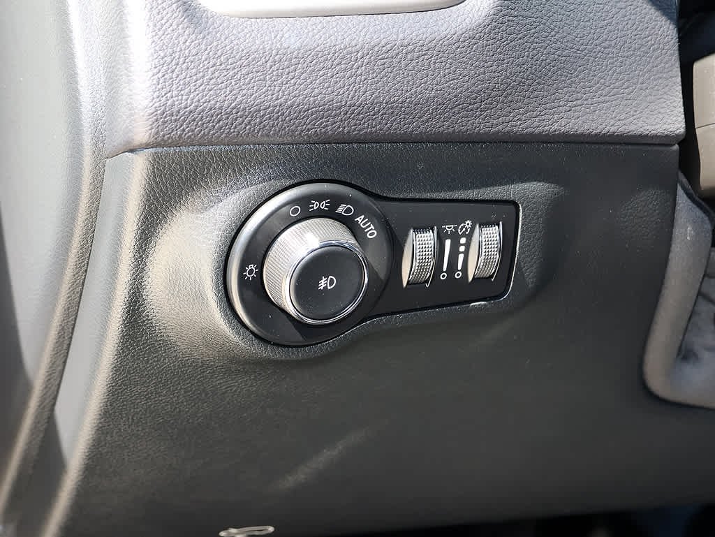 Used 2018 White Clearcoat Jeep Latitude image 24