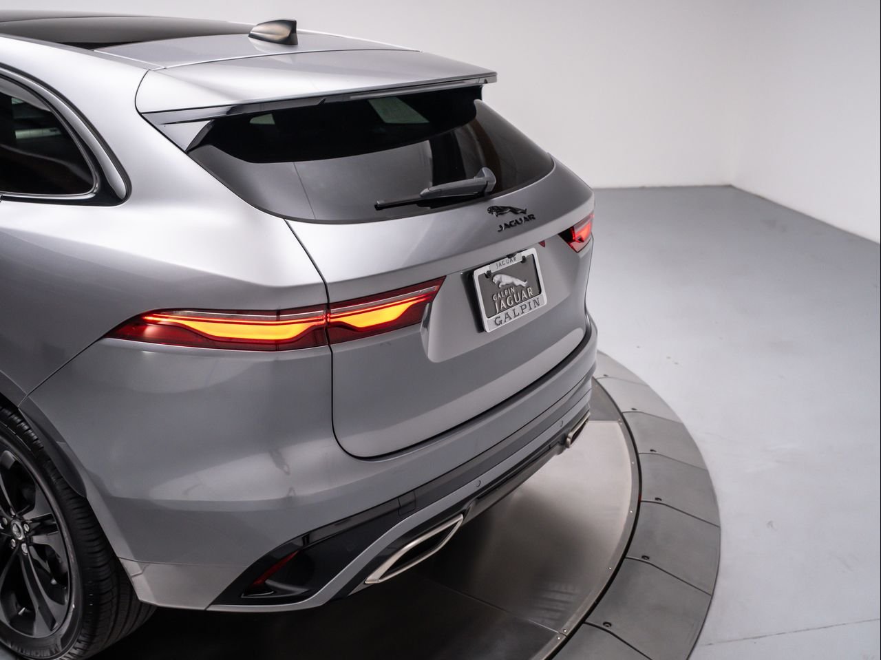 2025 Jaguar F-PACE R-Dynamic S - Photo 31