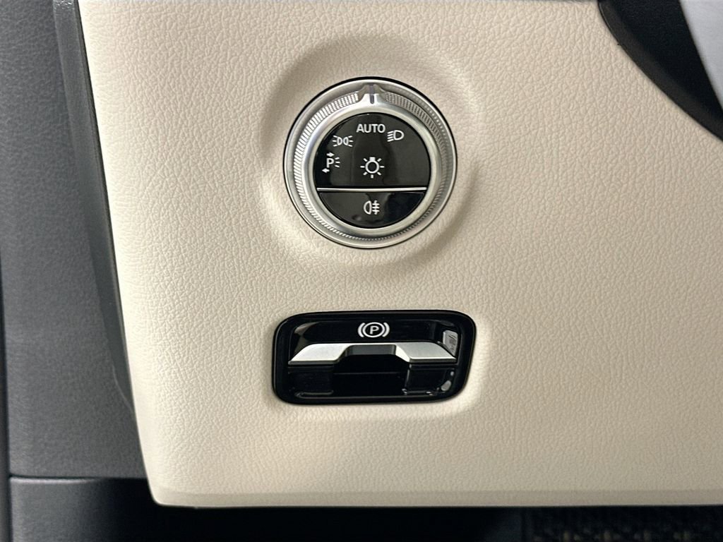 New 2026 MANUFAKTUR Moonlight White Metallic Mercedes-Benz C 300 image 44