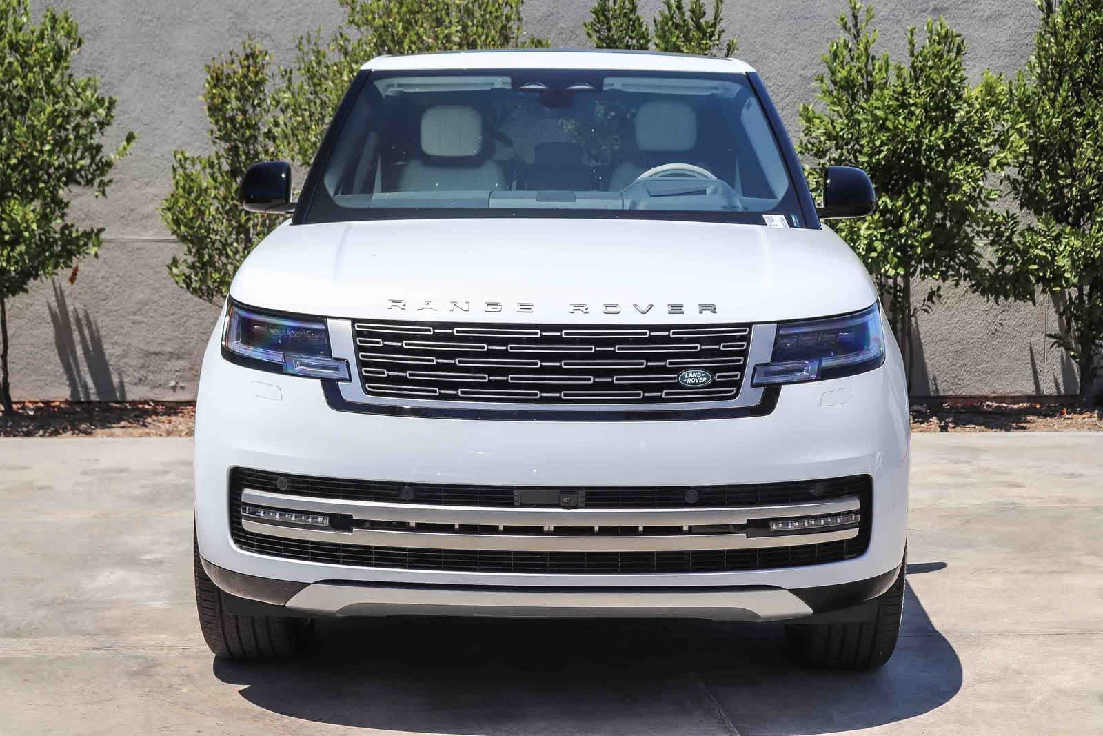 New 2026 Fuji White Land Rover SE image 2
