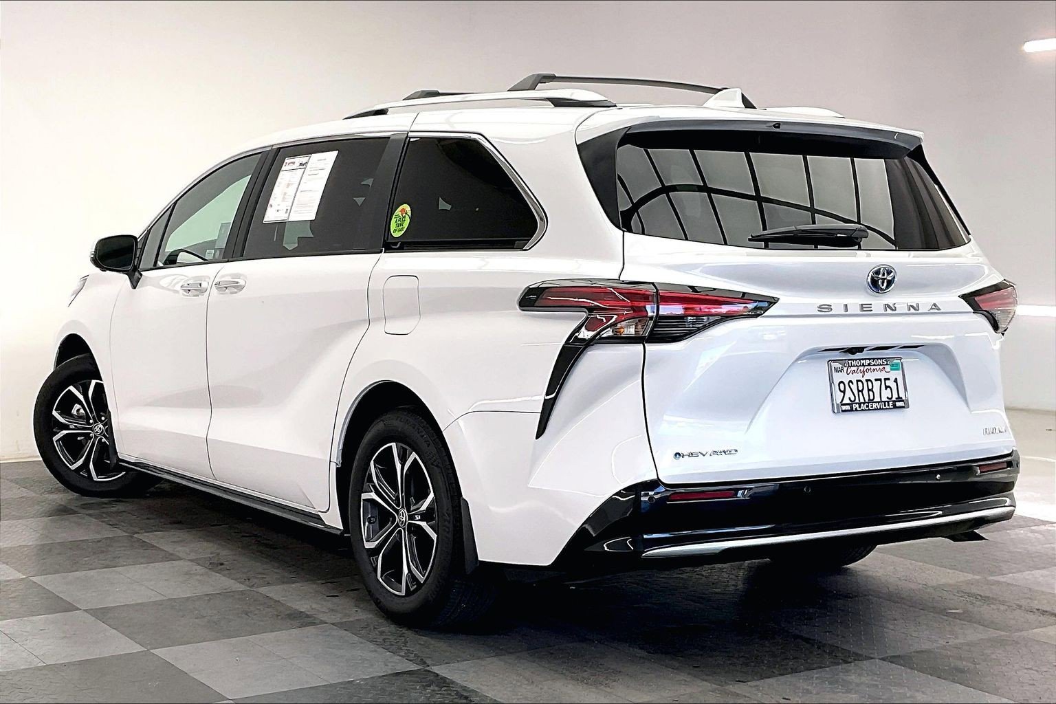 2025 Toyota Sienna Platinum photo 4