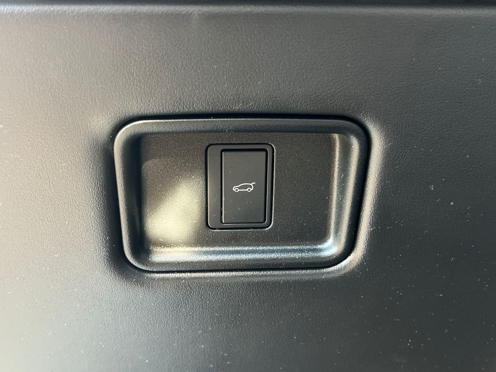 Used 2024 White Land Rover Dynamic SE image 13