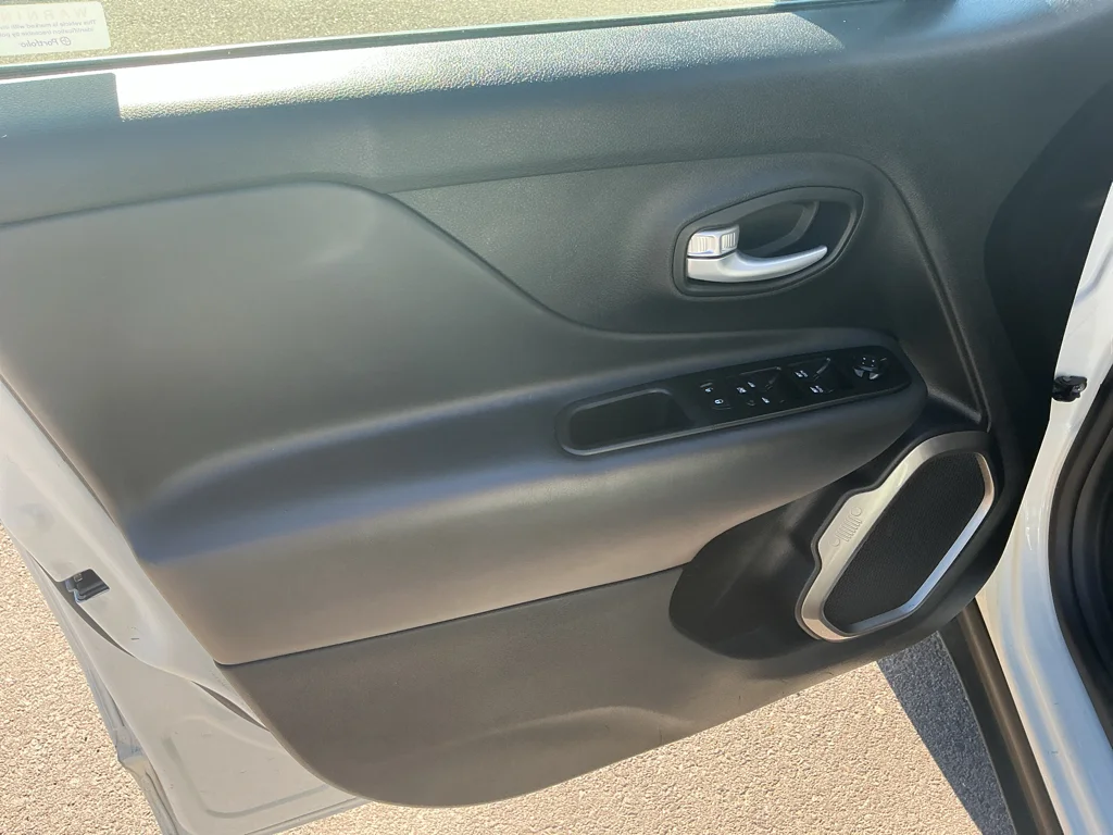 Used 2023 Alpine White Clearcoat Jeep Latitude image 10