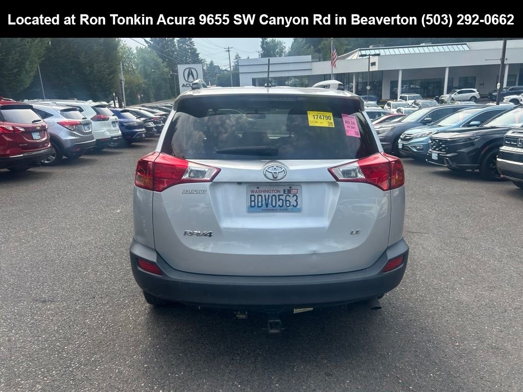 Used 2014 Classic Silver Metallic Toyota LE image 5