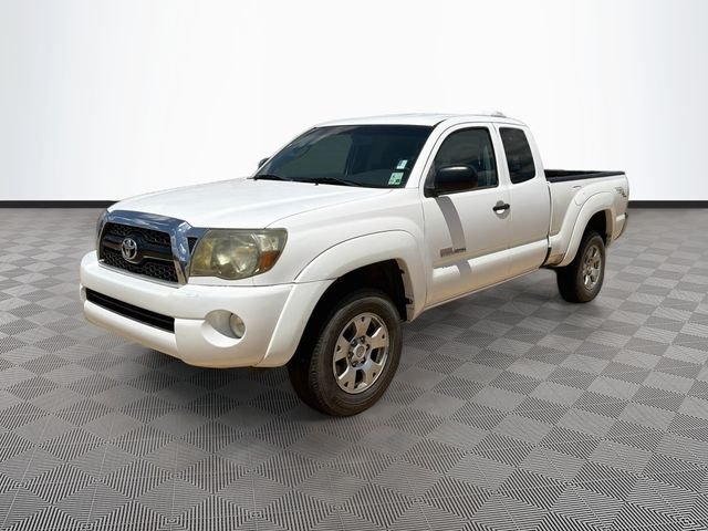 Used 2011 White Toyota Base image 3