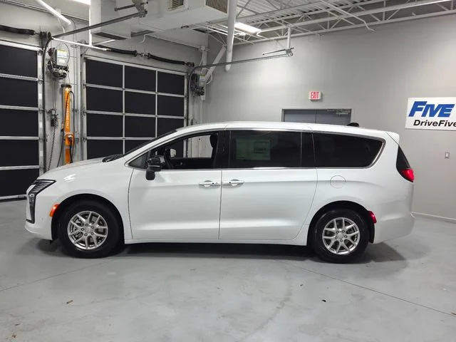 New 2027 Bright White Clear-Coat Exterior Paint Chrysler Select image 4