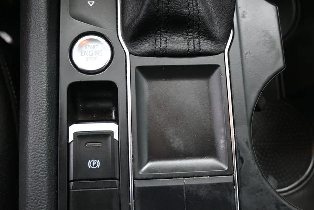 Used 2019 White Volkswagen 3.6L V6 SE image 42