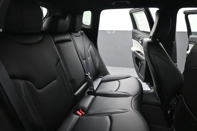New 2026 Diamond Black Crystal Pearl-Coat Exterior Paint Jeep Limited image 23