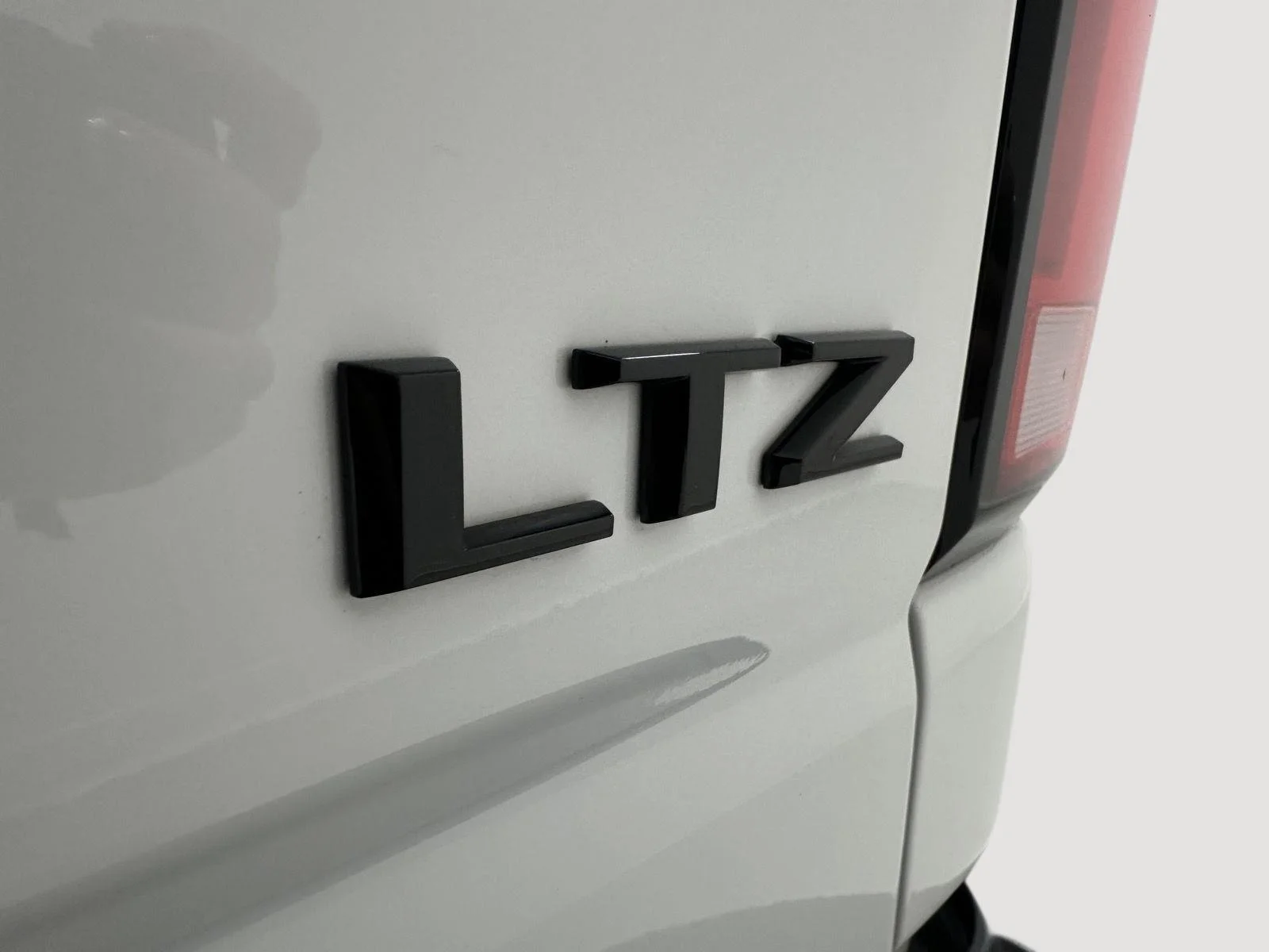 Used 2025 Summit White Chevrolet LTZ image 31