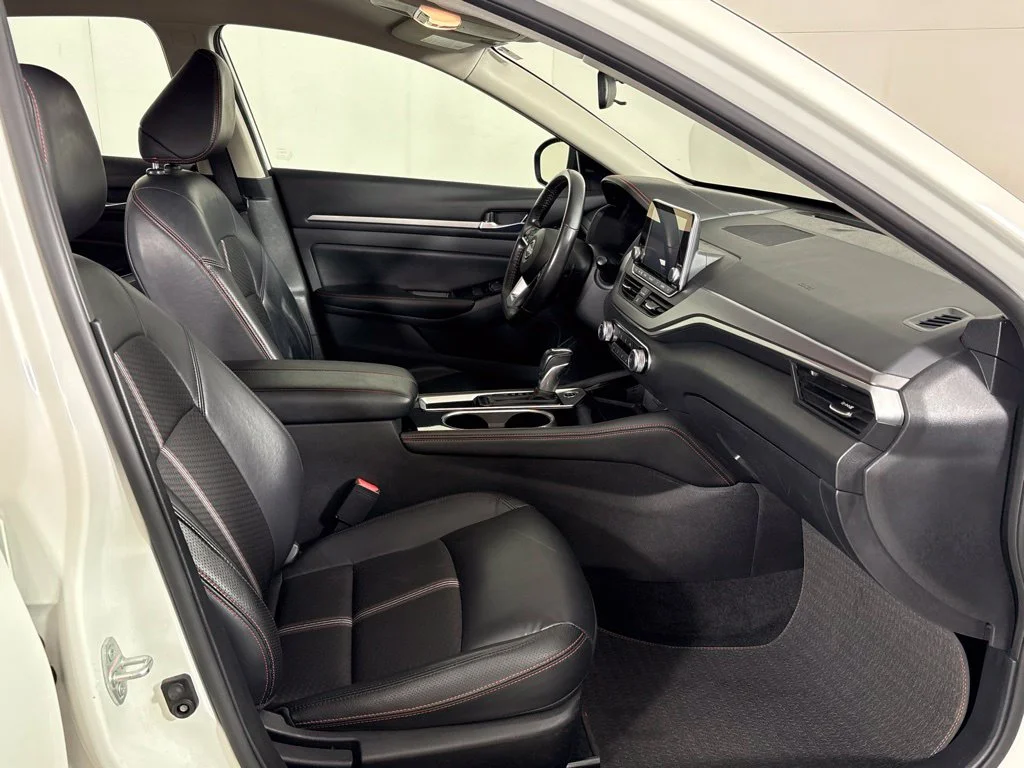 Used 2024 White Nissan 2.5 SR image 16