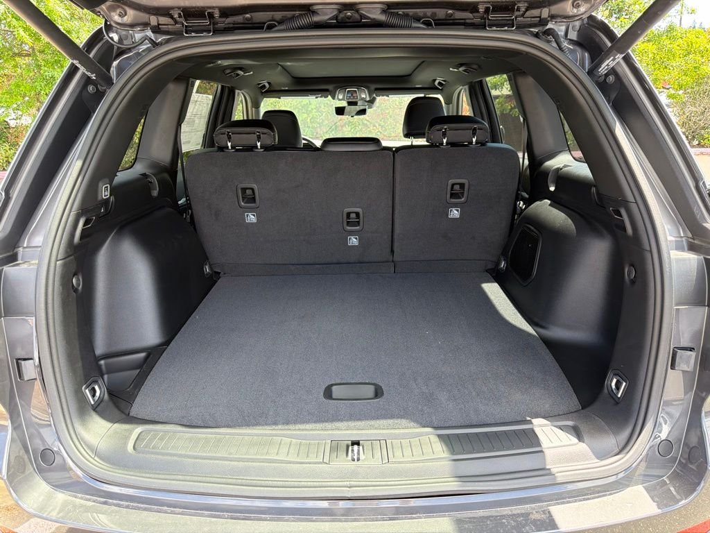 New 2026 Baltic Gray Metallic Clear-Coat Exterior Paint Jeep Limited Reserve image 10