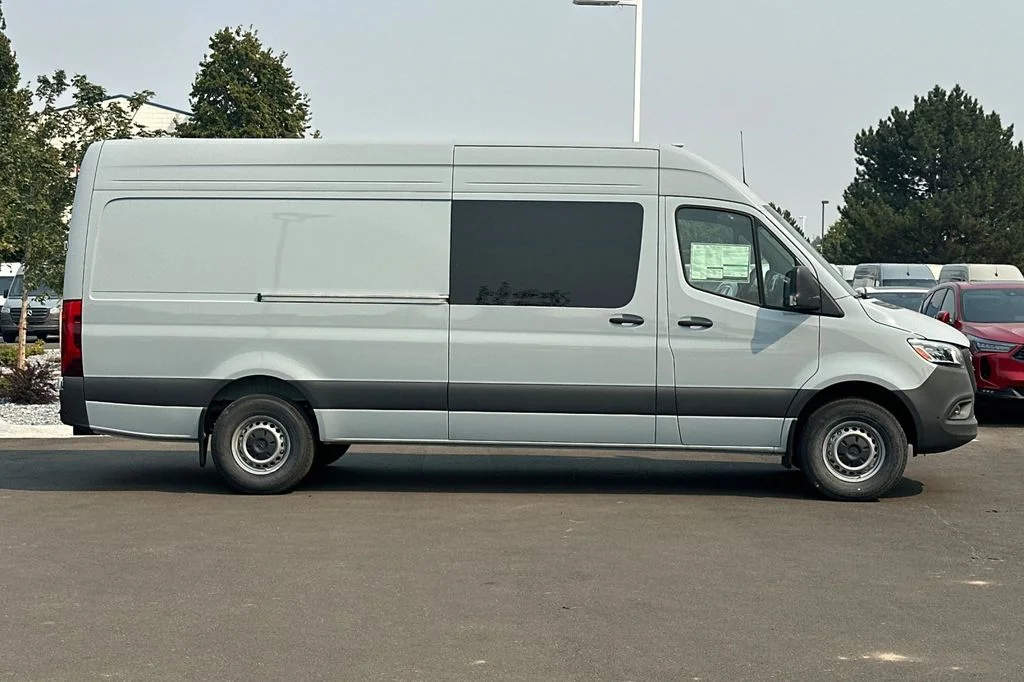 Used 2024  Mercedes-Benz Cargo 170 WB image 6