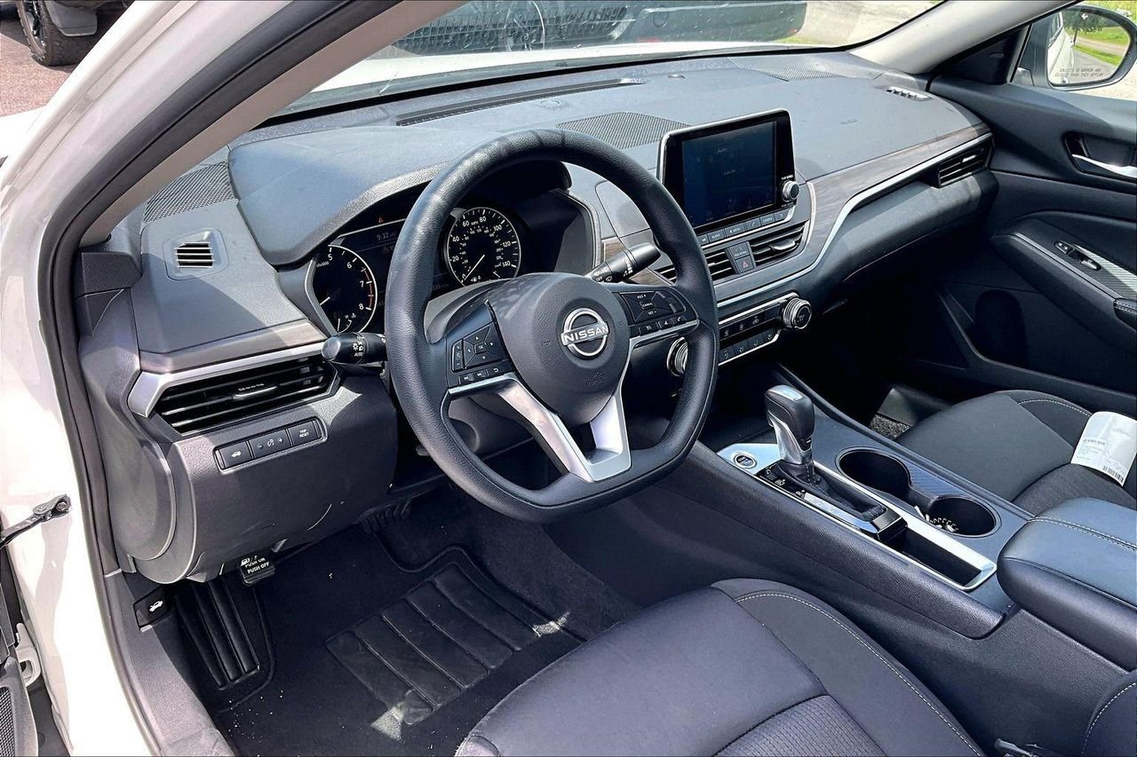 Used 2025 Glacier White Nissan SV FWD image 5