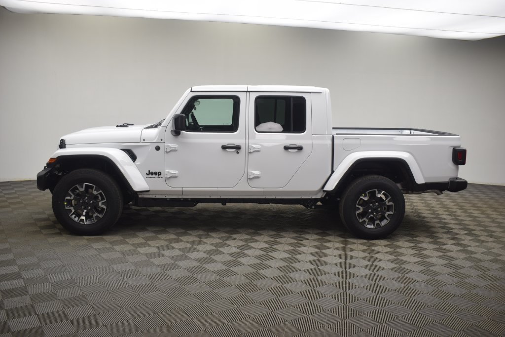 New 2026 Bright White Clear-Coat Exterior Paint Jeep Sahara image 15