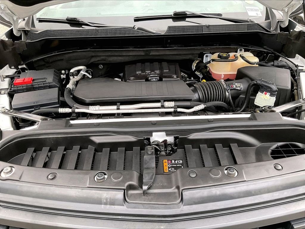 Used 2023 White Chevrolet Custom image 28