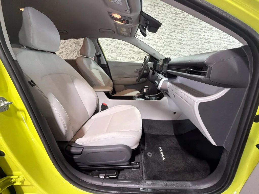 Used 2025 Neoteric Yellow Hyundai SE image 11
